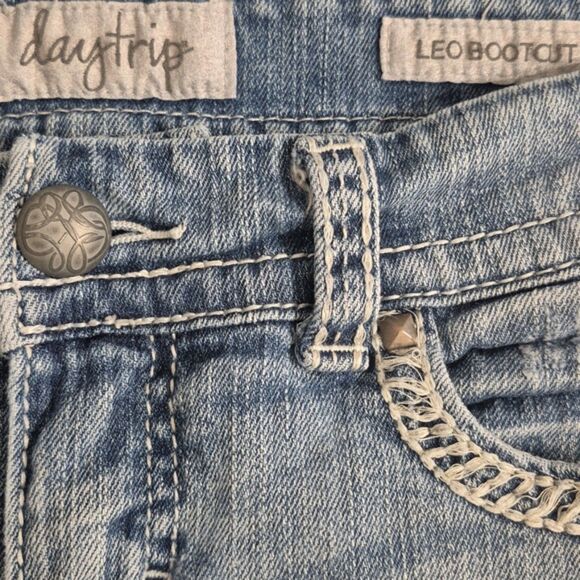 Daytrip Jeans 29 R Leo Bootcut Distressed Embroidered Back Flap Pockets - Picture 5 of 9